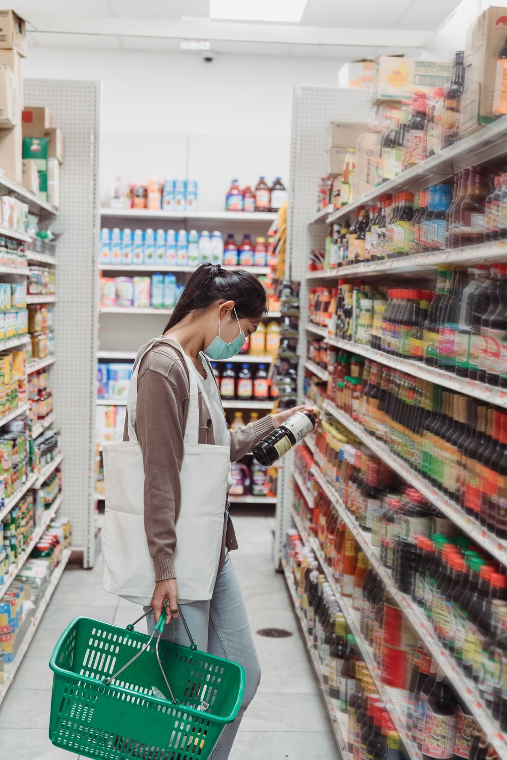 Consumidora lendo o rótulo de um produto no supermercado