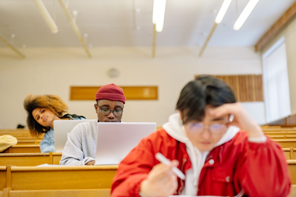 Estudantes em uma sala de aula universitária